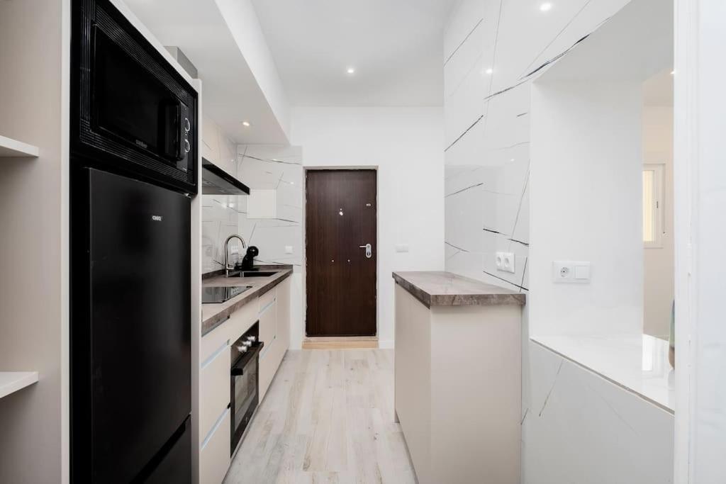 Newly Refurbished Modern 2-Bed Apartment In Heart Of Torremolinos Eksteriør billede