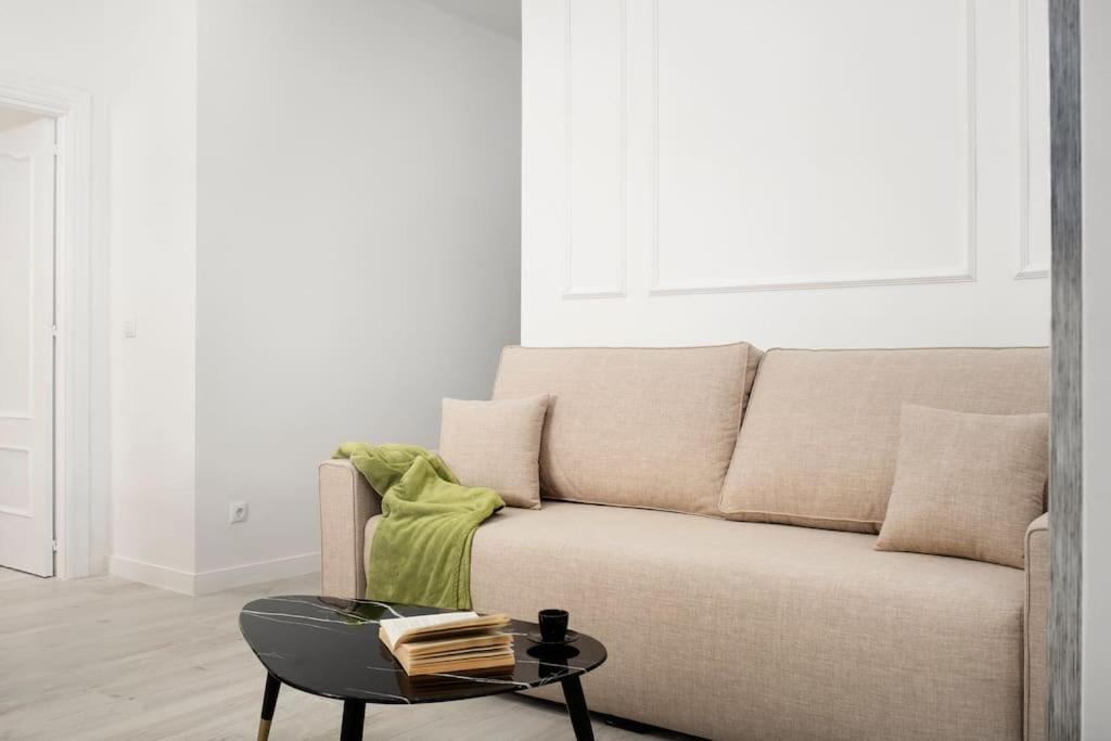 Newly Refurbished Modern 2-Bed Apartment In Heart Of Torremolinos Eksteriør billede