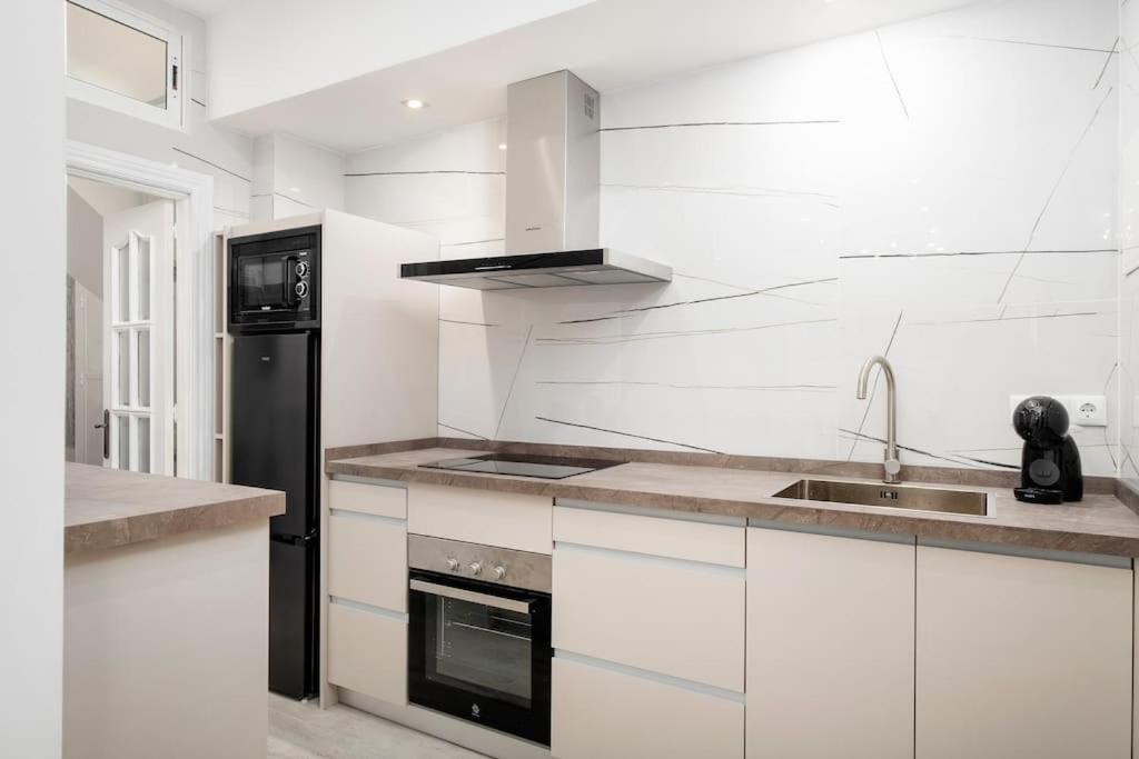 Newly Refurbished Modern 2-Bed Apartment In Heart Of Torremolinos Eksteriør billede