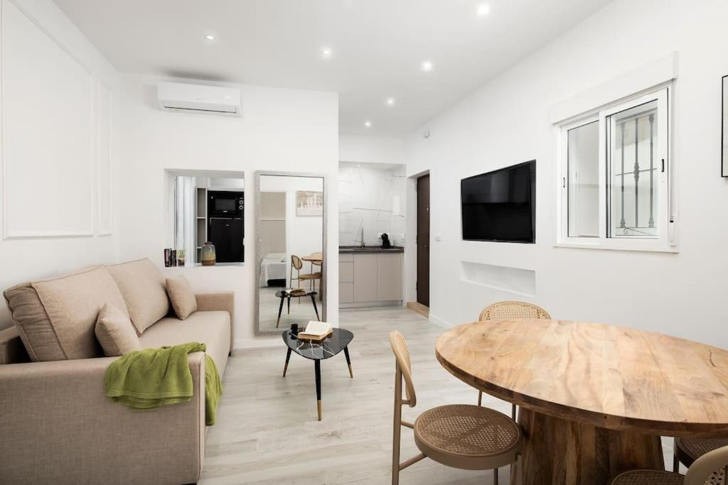 Newly Refurbished Modern 2-Bed Apartment In Heart Of Torremolinos Eksteriør billede