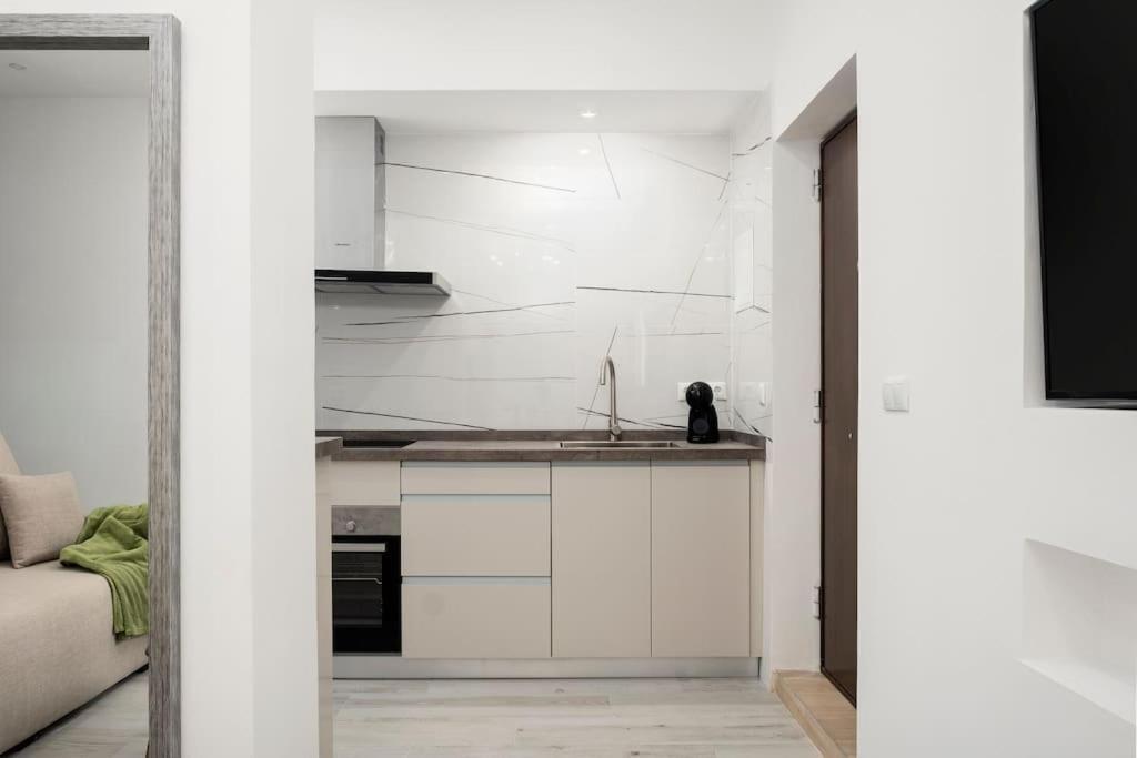 Newly Refurbished Modern 2-Bed Apartment In Heart Of Torremolinos Eksteriør billede